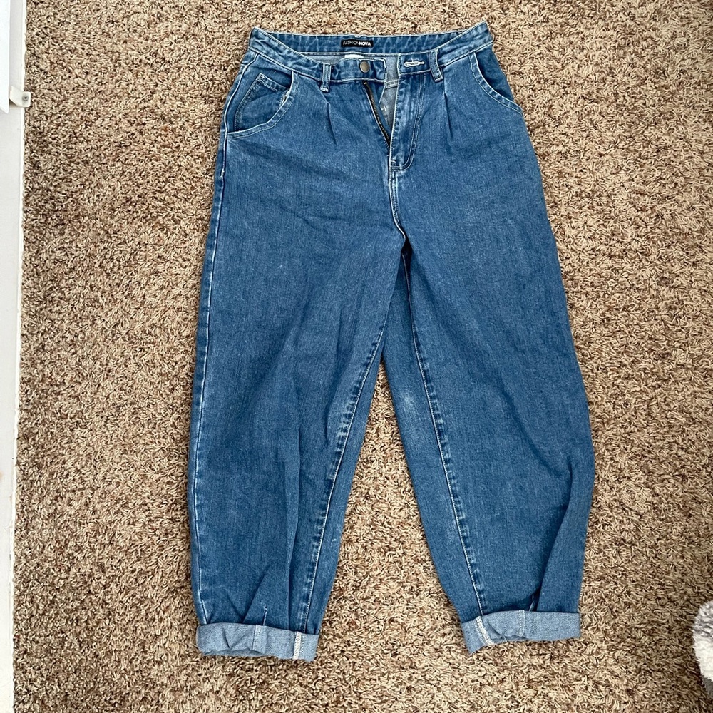 Size Medium Fashion Nova mom jeans.